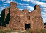 Los muros todavía están en pie alrededor de la mayor parte de la iglesia original de la misión. Foto: HJPD, 1998. Cortesía de Wikimedia Commons