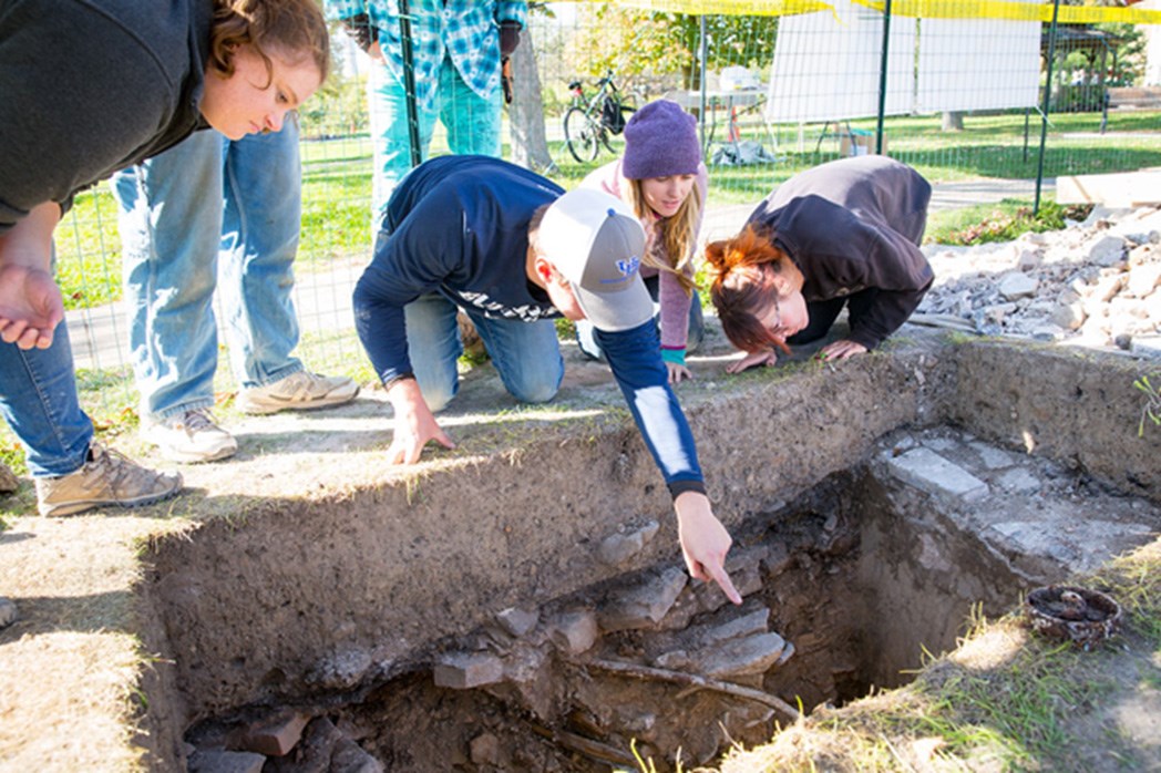 2023 Archaeologists Explaining Findings The Cataract House Archaeological Project