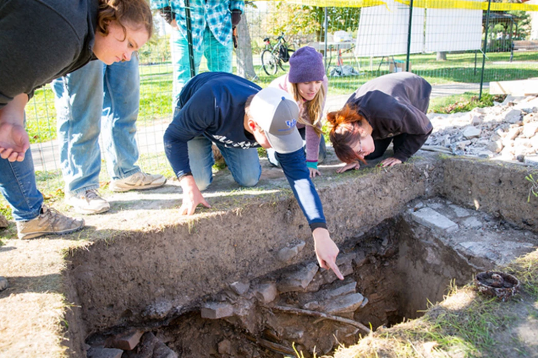 2023 Archaeologists Explaining Findings The Cataract House Archaeological Project
