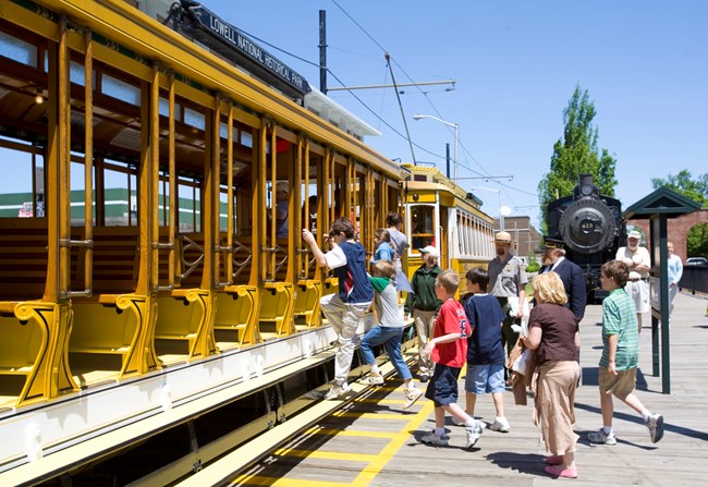LOWE Schoolgroup boarding the trolley