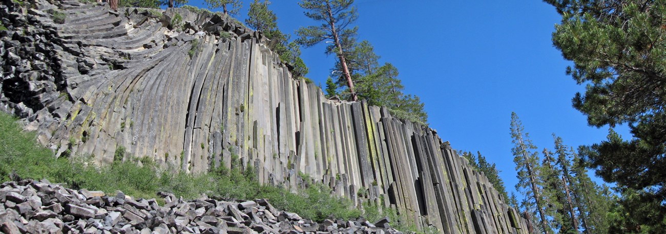 37189036786_df419266cc_o photo of a cliff of columnar basalt