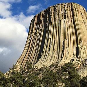 photo of devils tower monolith with columnar jointing