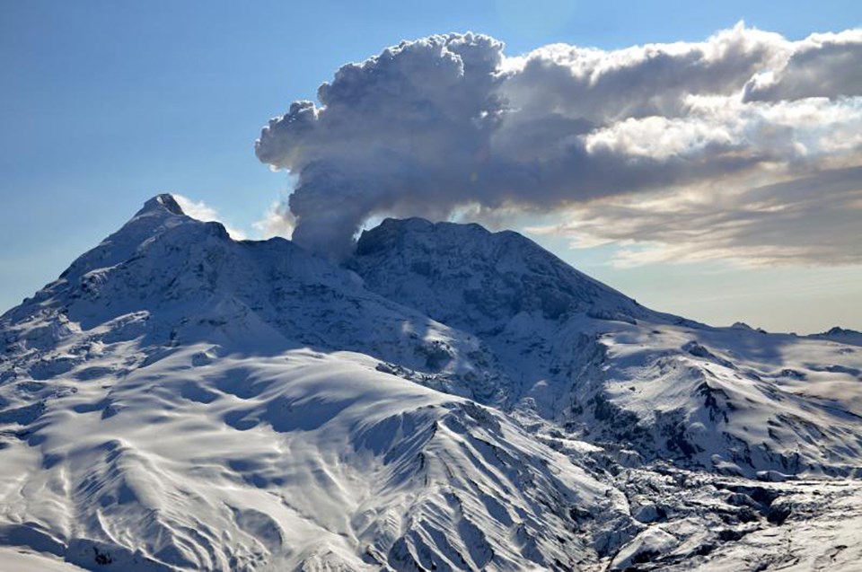 usgs-lacl-redoubt-2009-web960 snow covered volcanic peak with steam and ash cloud