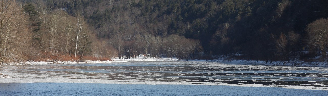 el rio Delaware en el invierno. Hay hielo en el rio.