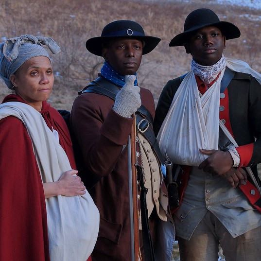 outdoors, soldiers, men, woman, Africans