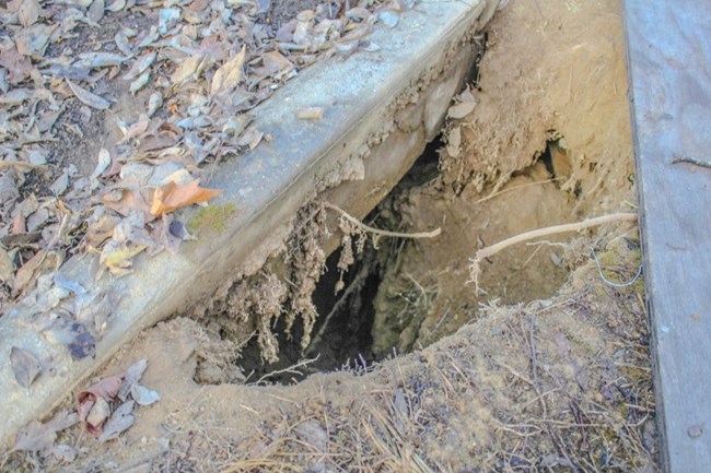erosion hole under confederate ave