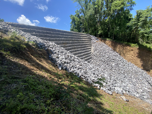 very high wall made up of multiple levels of large wire oxes filled with large stones