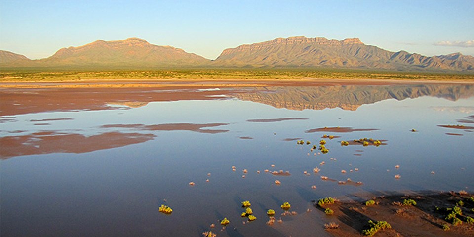 Lake Lucero with mountains in background