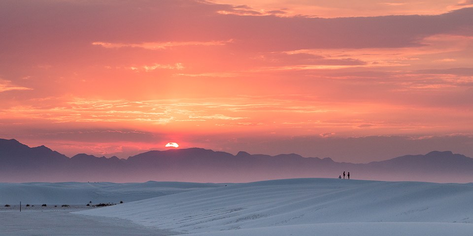 Luci e ombre sulle dune al tramonto