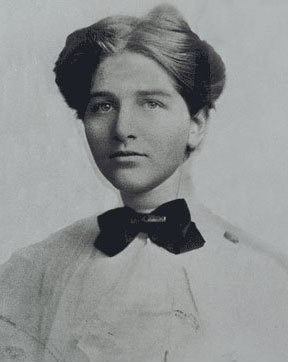 A portrait of Catherine Filene Shouse in 1913