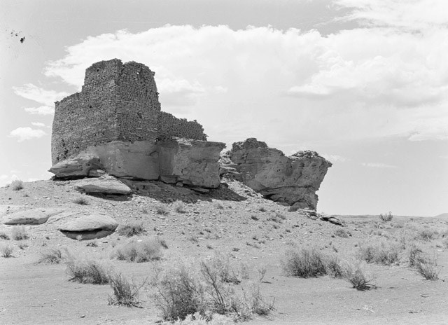 A historic image of Wukoki Pueblo before any stabilization work was done in the early 1900s. The top of the structure is missing some of the stones.