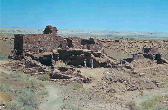 Wupatki pueblo after the reconstruction work of the 1930s showing many rooms complete with roofs.