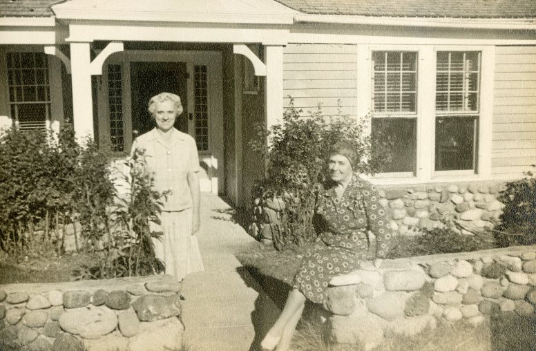 Sisters Elizabeth Trischman (left) and Anna K. Pryor (right) in front of their house. Photo: YELL 122107