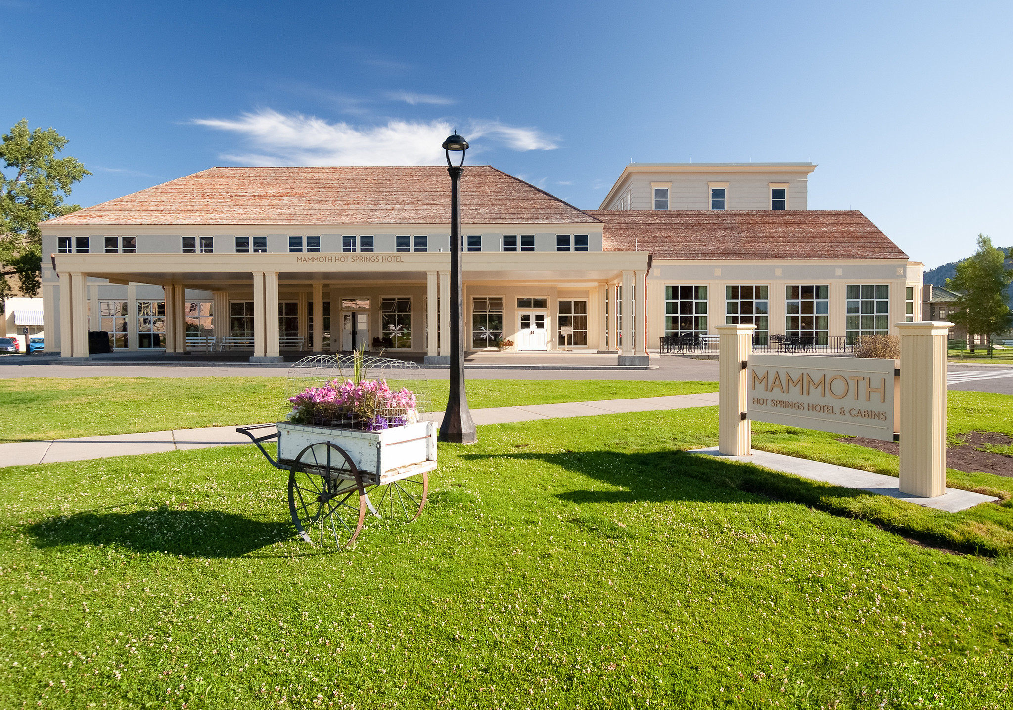 Mammoth Hot Springs Hotel Exterior