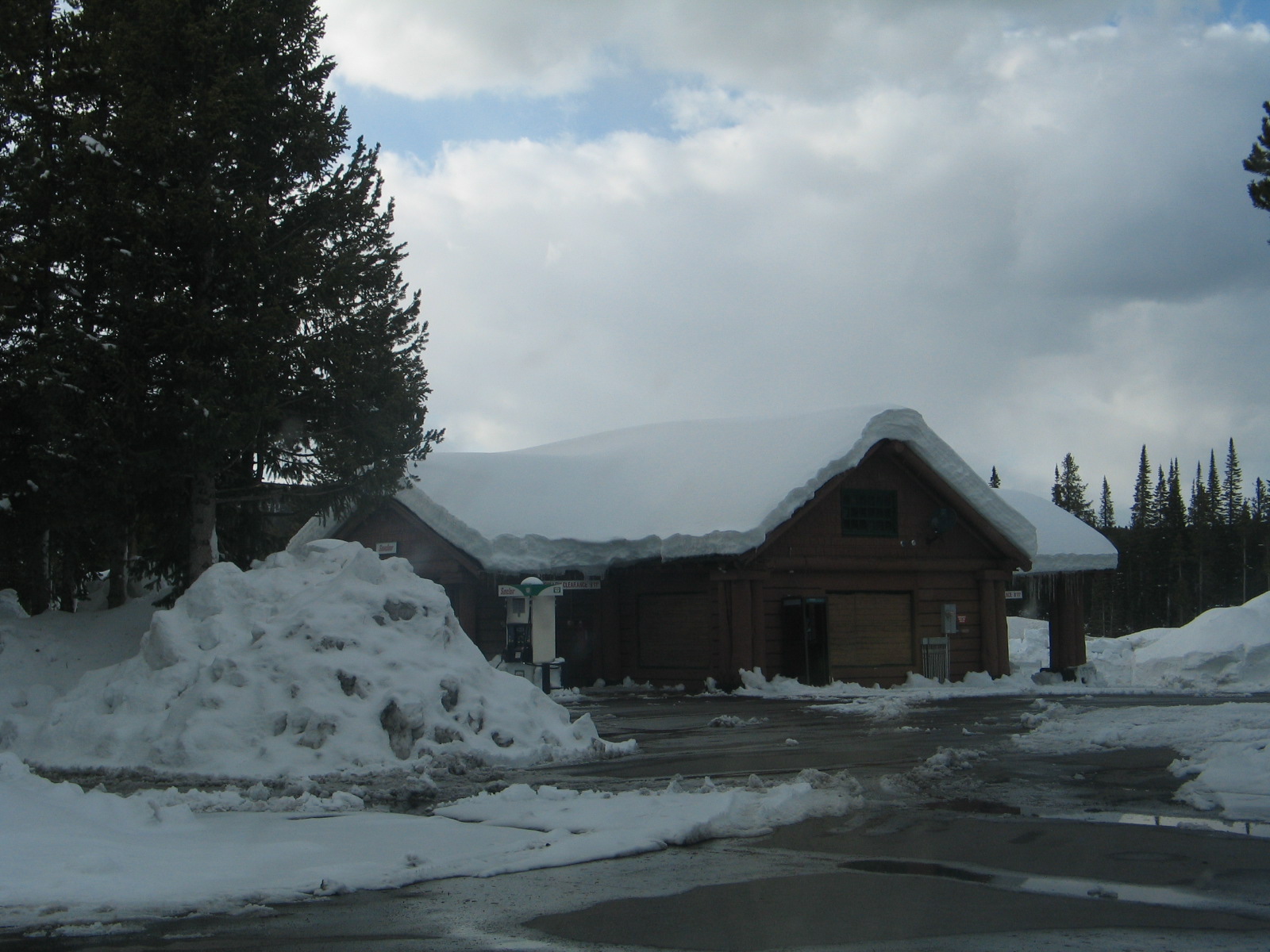8577943161_48f5bd0f4e_h Service station in snow