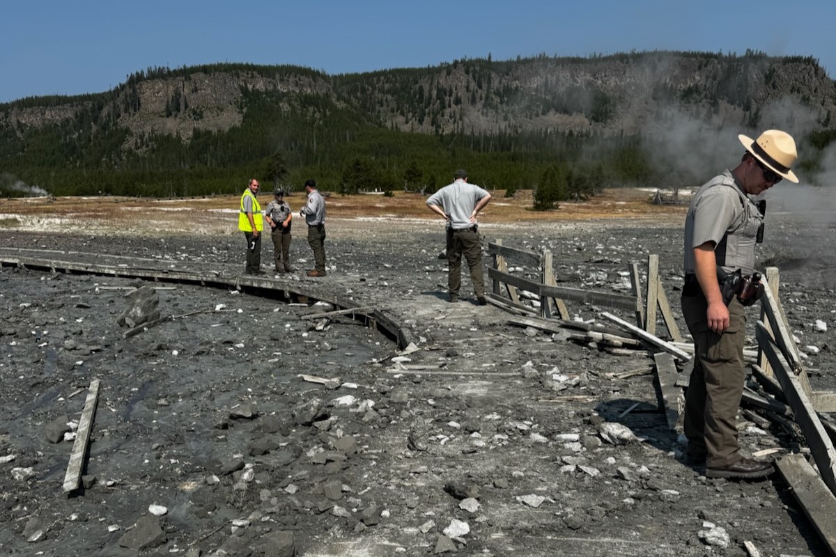 Danni alla passerella e staccionata a seguito dell&#8217;esplosione. Credits: Yellowstone National Park Service.