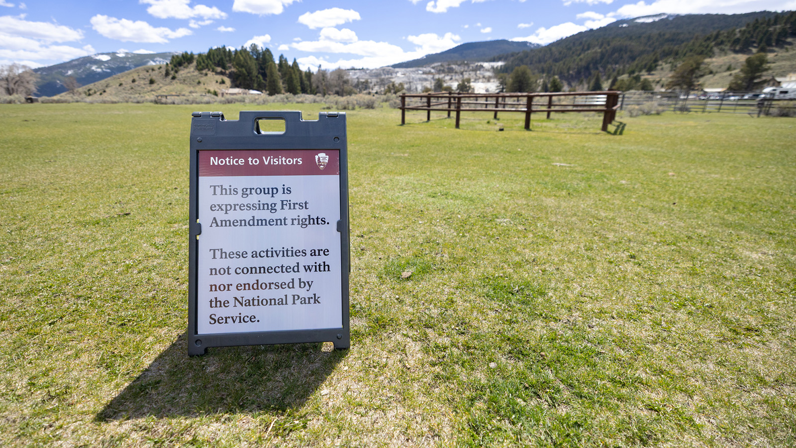 First amendment notification sign