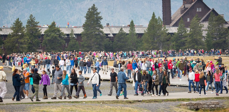 Crowds of people at Old Faithful
