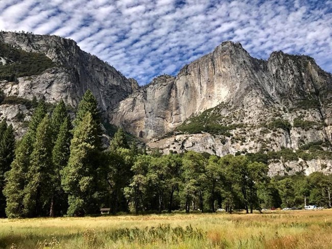 Una pared alta de roca de granito donde generalmente cae la cascada está seca.