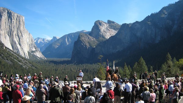 Large crowd gathers at Tunnel View with spectacular scenery Large crowd gathers at Tunnel View with spectacular scenery