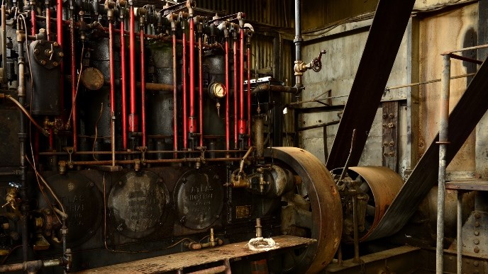 The massive Atlas engine inside the Coal Creek Dredge