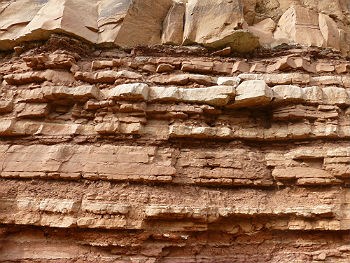 outcrop of multiple thin layers of Moenave Formation